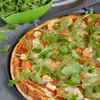 Pizza z krewetkami, pomidorami, mozzarellą, rukolą i pastą z awokado