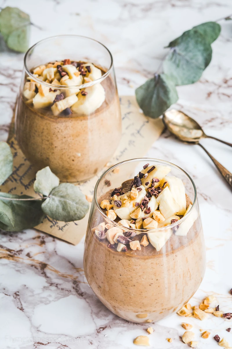 Pudding chia z bananami i masłem orzechowym