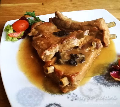 Żeberka w sosie z grzybami