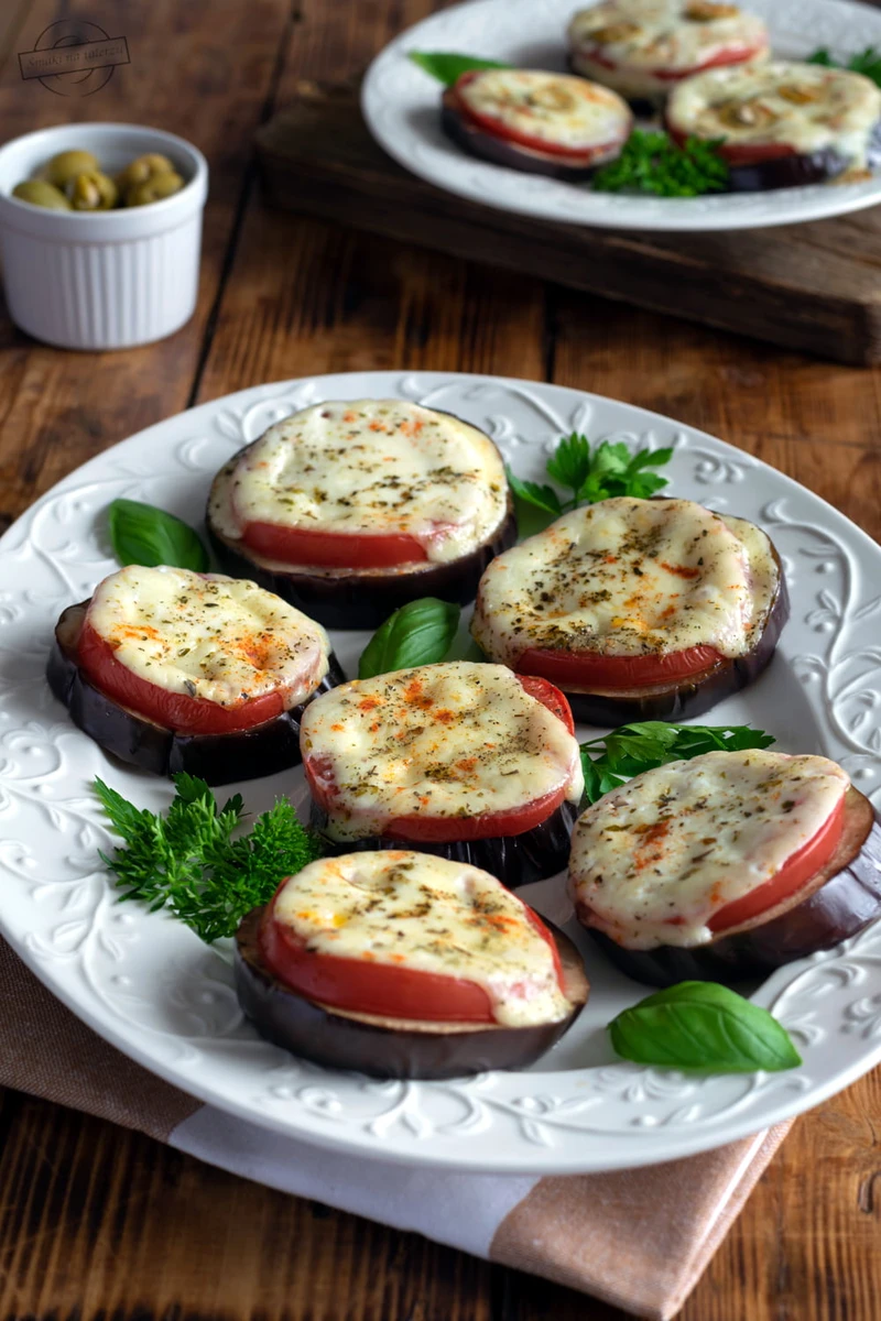 Bakłażan zapiekany z pomidorem i mozzarellą