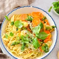 SPAGHETTI ZE SZPARAGAMI I KREWETKAMI W ŚMIETANOWYM SOSIE Z PARMEZANEM.