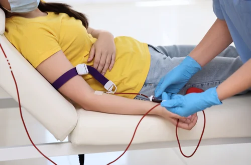 Nawet 500 zł dla niektórych dawców krwi! Ważne zmiany i stawki rekompensat 2025