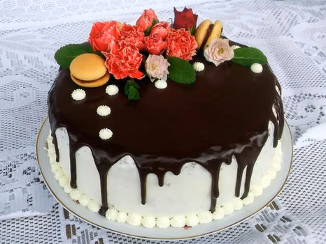 tort czekoladowo-wiśniowy z dripem