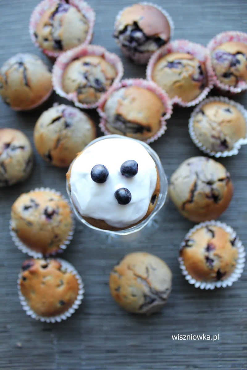 Muffinki z jagodami, miodem i polewą jogurtową