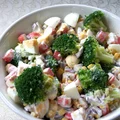 Sałatka brokułowa z paluszkami surimi