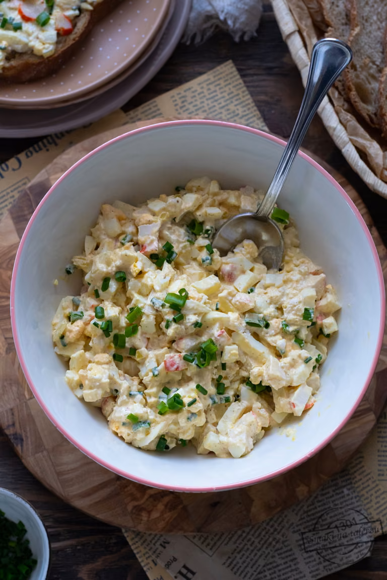 Pasta jajeczna z fetą i paluszkami krabowymi