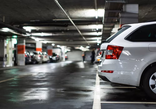 Koniec z obowiązkowymi parkingami!? Rząd planuje rewolucję w budownictwie!