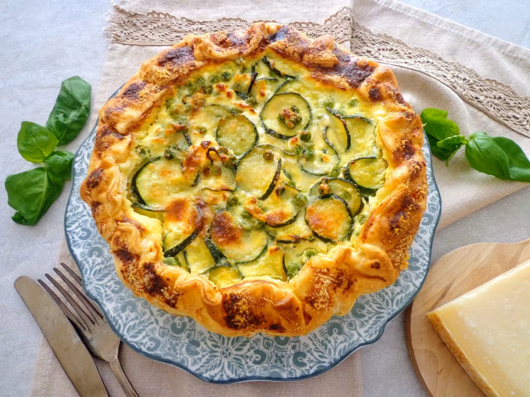 Tarta z cukinią, groszkiem i fetą