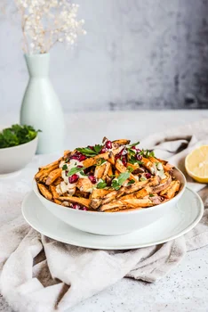 Frytki z batatów z sosem tahini i granatem