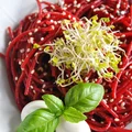 Wegański makaron z buraczanym puree i sezamem