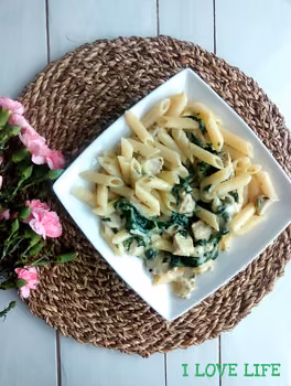 Penne z indykiem i szpinakiem