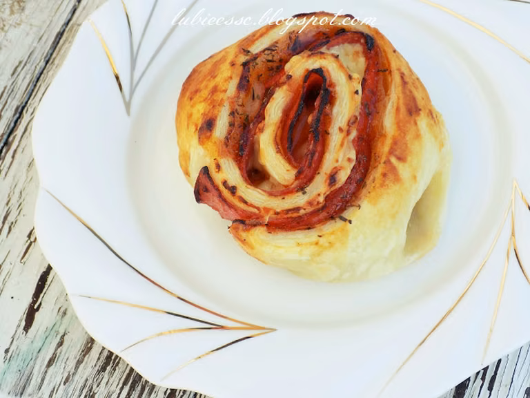Ciasto francuskie z serem i salami