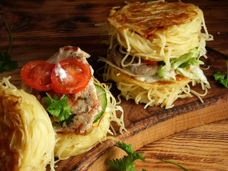 Grillowany schab na bułce z makaronu