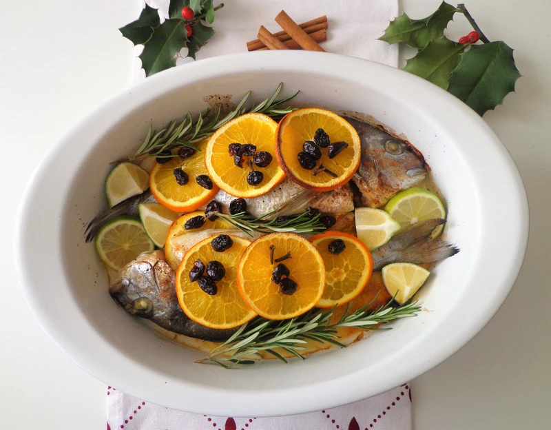 Pieczona dorada z pomarańczą, limonką i żurawiną