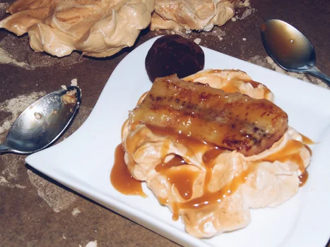 PAVLOVA CAPPUCCINO Z FLAMBIROWANYM BANANEM I SOSEM KARMELOWYM