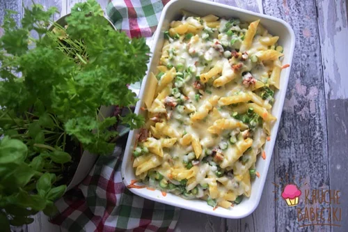 ZAPIEKANKA MAKARONOWA ZE SZPARAGAMI I SUSZONYM POMIDOREM W SOSIE CURRY