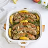Biała kiełbasa pieczona z cebulą i jabłkiem w piwie