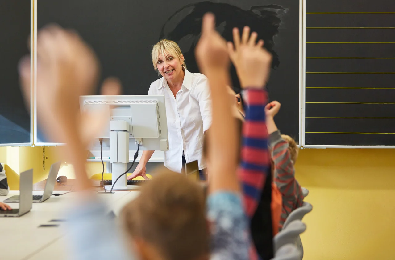 Nawet 4500 zł dla pracowników po 55. roku życia! ZUS wypłaca to świadczenie co miesiąc