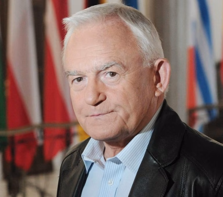 Niezaszczepieni powinni płacić za leczenie? Leszek Miler o bonusach dla zaszczepionych.