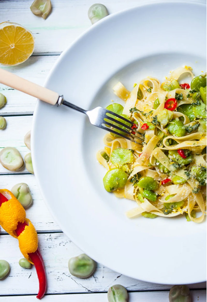 Tagliatelle z chilli, czosnkiem i bobem