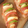 Zapiekany kurczak nadziewany mozzarellą, pomidorami i bazylią!