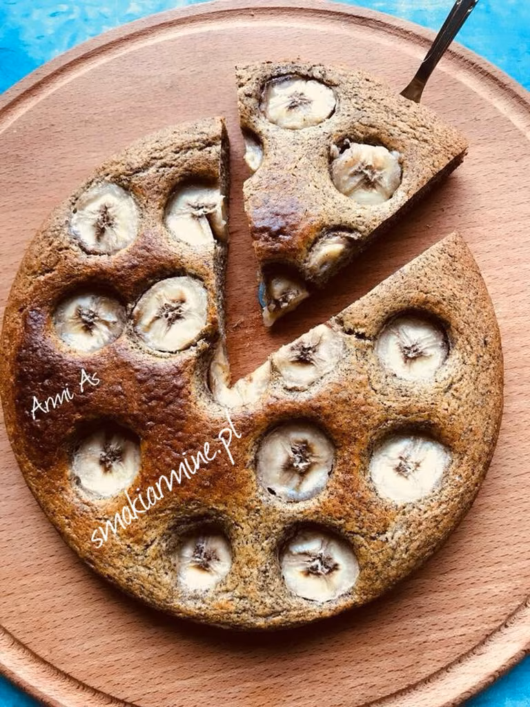 Placek kukurydziano -ryżowy z makiem i bananem