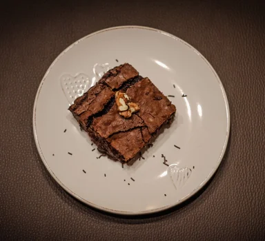Brownie z orzechami laskowymi i solą morską