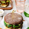 WEGAŃSKI BURGER Z QUINOA I SOSEM Z BAKŁAŻANA