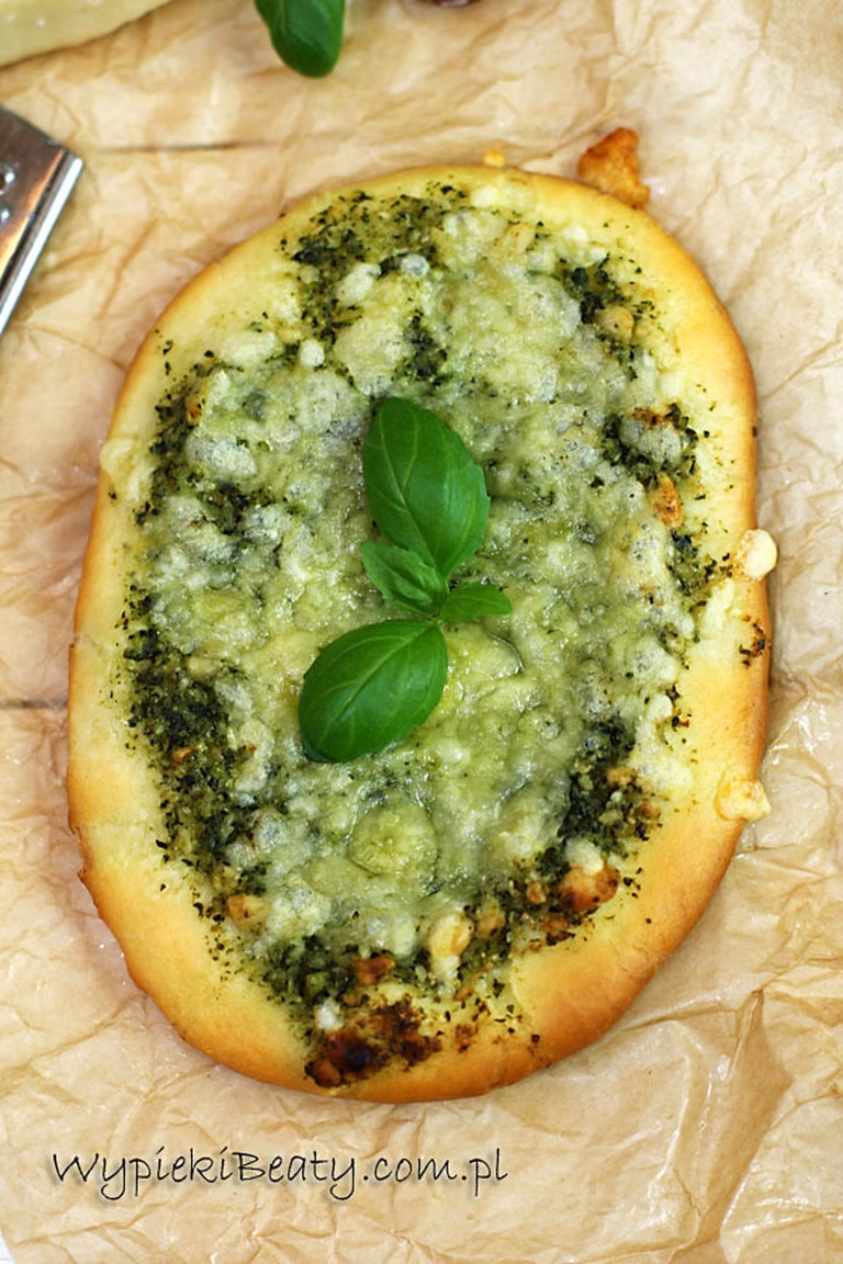 Minipizza z pesto z bazylii i roszponki