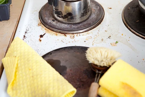 Jak usunąć rdzę z żeliwnej kuchenki?