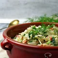 Sałatka z paluszkami surimi i czosnkiem