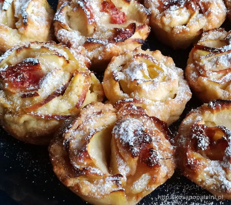 Różyczki z jabłkami na kruchym cieście