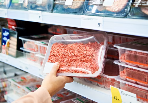 Koniec reklam mięsa i lotów! Przełomowa decyzja w Europie