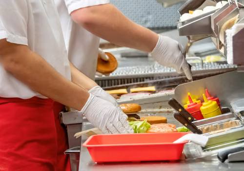 UE z wielką zmianą w restauracjach. Te produkty znikną już od sierpnia!