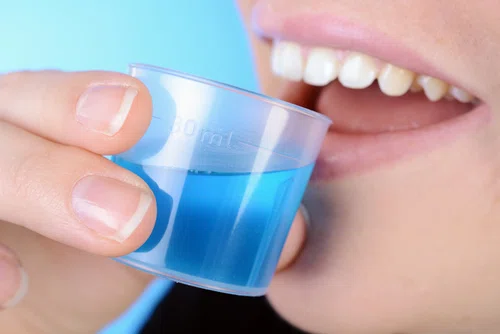 Jak wybrać odpowiedni płyn do płukania ust?