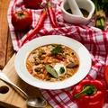 Gulyásleves - węgierska zupa gulaszowa z wołowiną i zacierkami