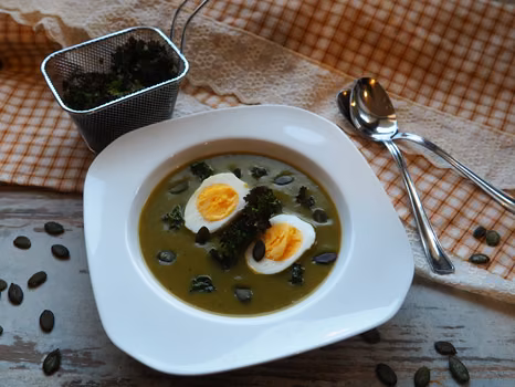 ZUPA KREM Z JARMUŻU Z JAJKIEM I CHIPSAMI