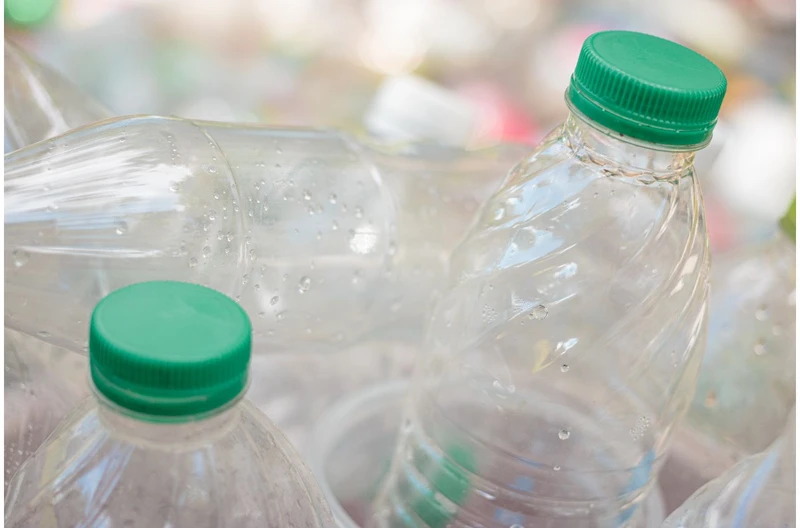 Plastikowa rewolucja w Europie: Nie tylko zakrętki! Te produkty znikną z z hoteli i restauracji od 1 lipca 2024