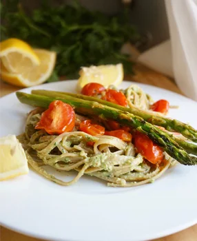MAKARON Z PESTO Z NATKI PIETRUSZKI I AWOKADO Z DODATKIEM SZPARAGÓW I POMIDORÓW KOKTAJLOWYCH