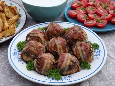 Pieczarki faszerowane otulone boczkiem