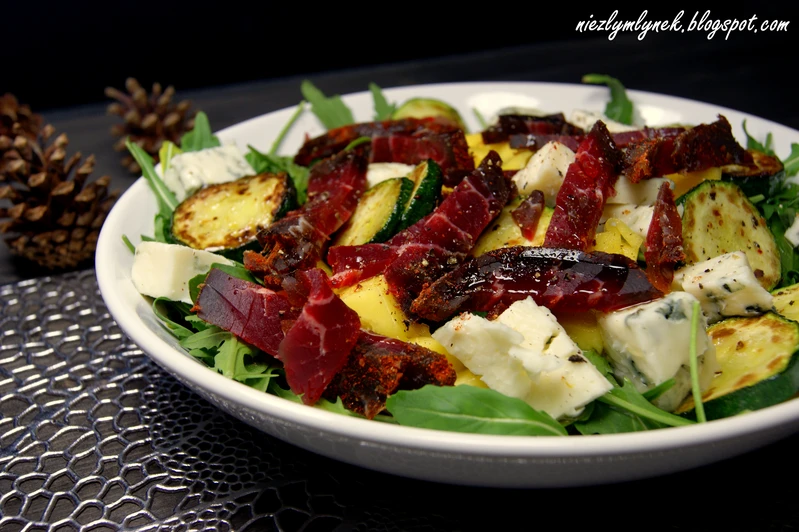 Sałatka z dojrzewającą wołowiną, grillowaną cukinią, mango i serem gorgonzolą