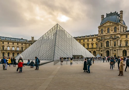 Spektakularna kradzież w Luwrze. Bezcenne klejnoty zniknęły w zaledwie 7 minut!