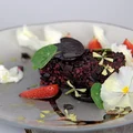 Tatar z kaszy gryczanej i karmelizowanych buraków, truskawki, mozzarella di bufala