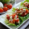 Łódeczki Caprese. Kanapki z sałaty rzymskiej