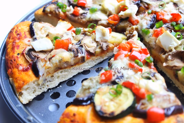 PIZZA Z BAKŁAŻANEM, CUKINIĄ I TRZEMA SERAMI