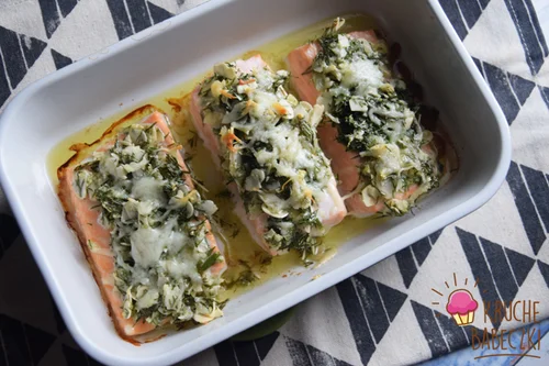 ŁOSOŚ PIECZONY Z KOPERKIEM, PŁATKAMI MIGDAŁÓW CZOSNKIEM I MOZZARELLĄ