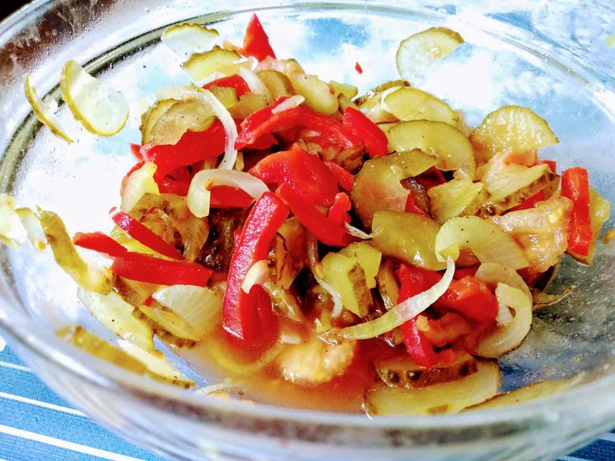Sałatka z ogórków kiszonych, papryki, pomidorów i cebuli – w sam raz do koletów mielonych