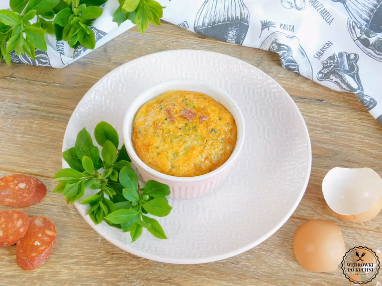 Śniadaniowe muffiny jajeczne z chorizo