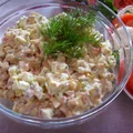 Sałatka z paluszków krabowych surimi. Szybka, imprezowa tylko 4 składniki.