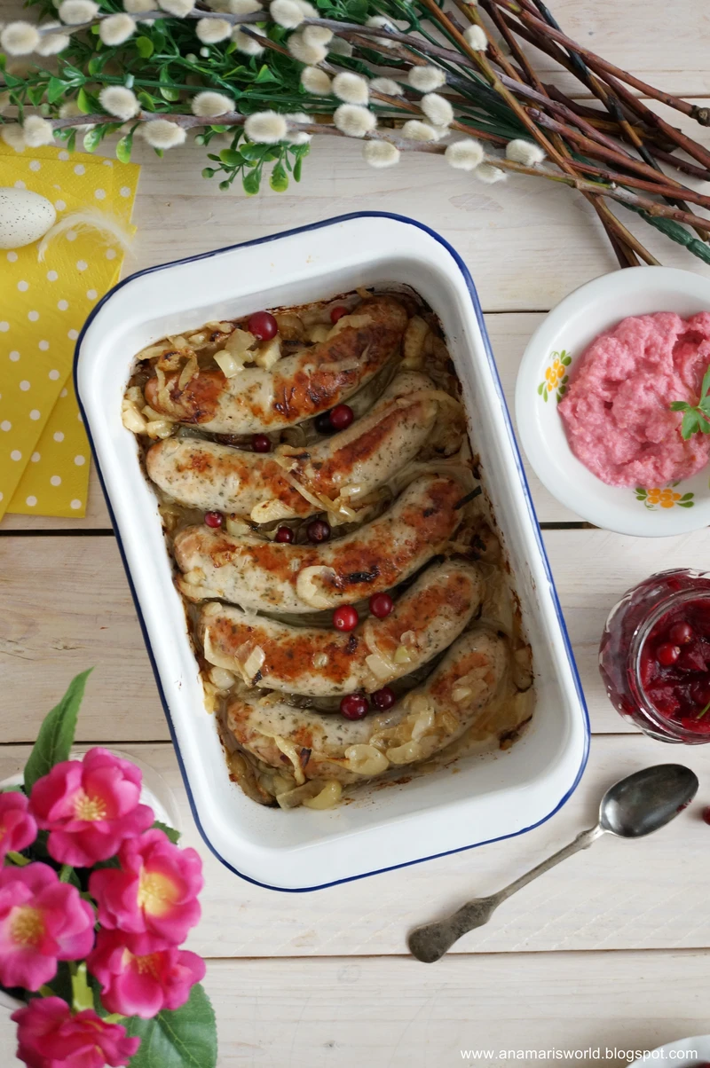 Pieczona biała kiełbasa z cebulką